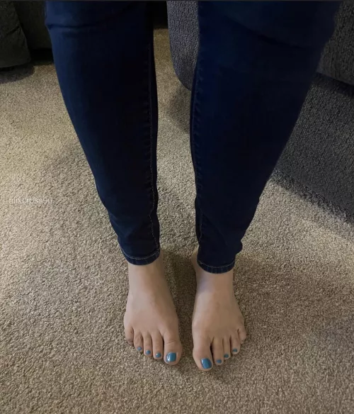 Jeans are tight, toes are bright by alixcross90