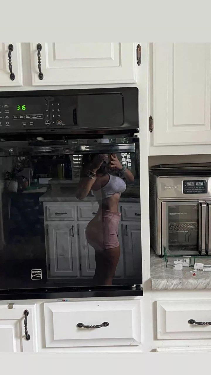 PAWGs are built in the kitchen posted by lilpeachyqueenx