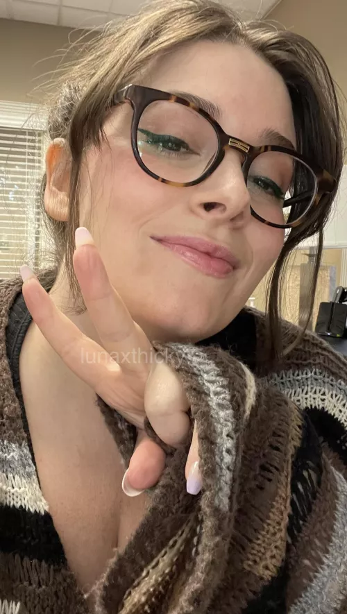 Sleepy morning selfie by lunaxthicky