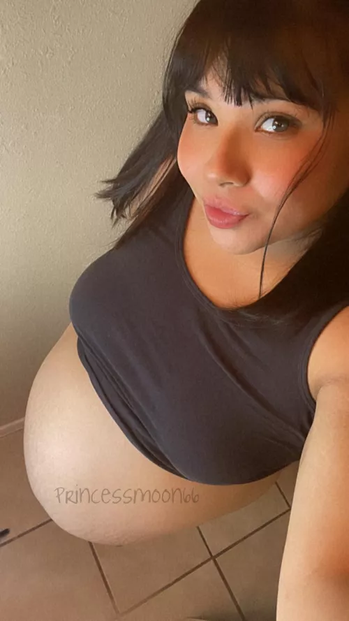 Can’t see my feet anymore 😆 30 weeks 🤰🏻 by Milkymooon66