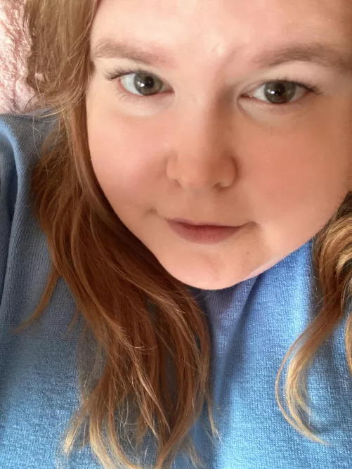 Procrastinating by posting a selfie by Lizzihart