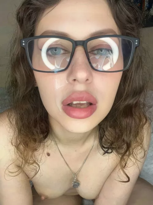 U think I'm pretty? by Jealous_Banana6324