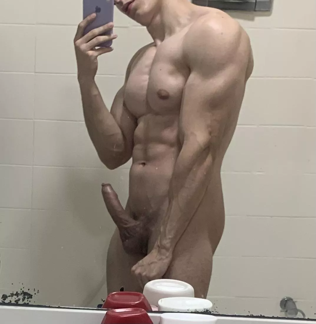 Would you get on your knees for this muscle boy? 💪🏻😏🔥 posted by BJ__Alexxx