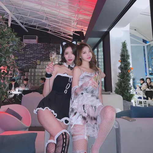 Black or white by Majestic_Painter8660