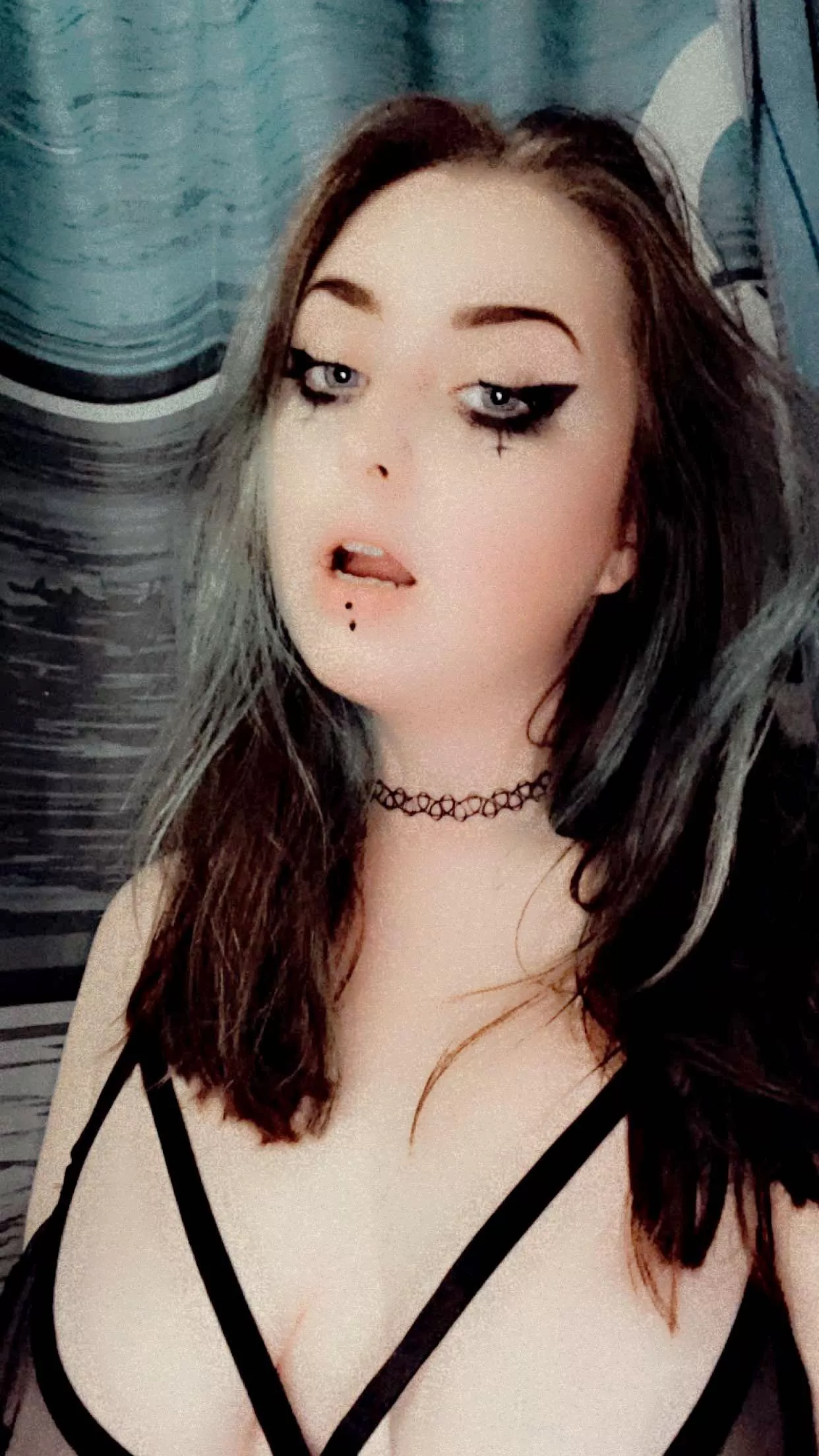 brown hair with blue bangs? 🩵👀 posted by tallenfaye