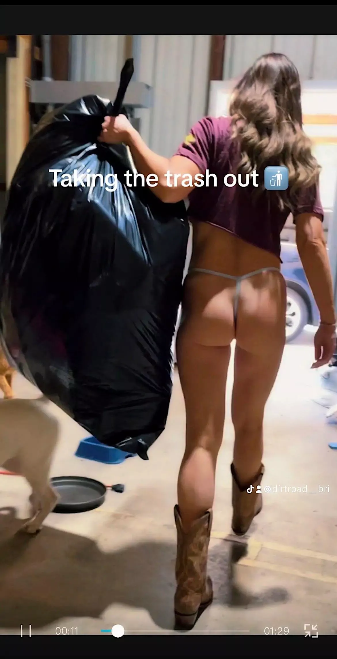 Country girl doing her chores 🍑😘 posted by dirtroad__bri