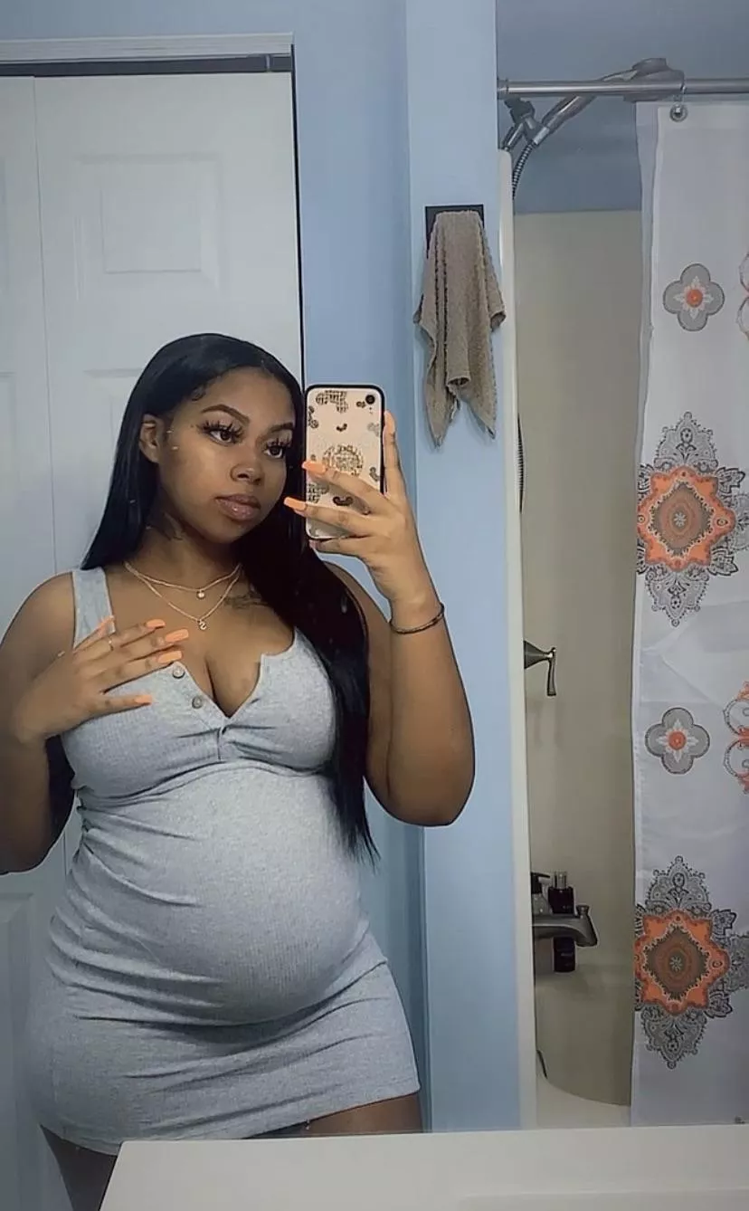 Feeding 2 for 1🥺 who’s buying my lunch?😁 posted by slimm_x