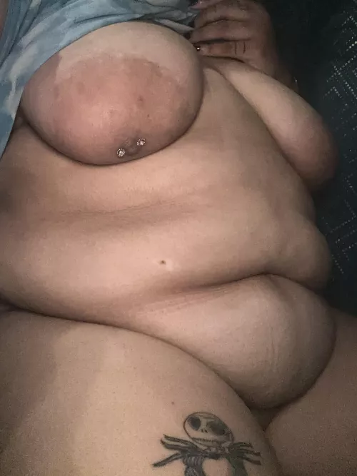 Feeling kinda self conscious lately, so I figured hey why not post a nude lmao. Happy Sunday 👍🏽 by Dazzling-Database