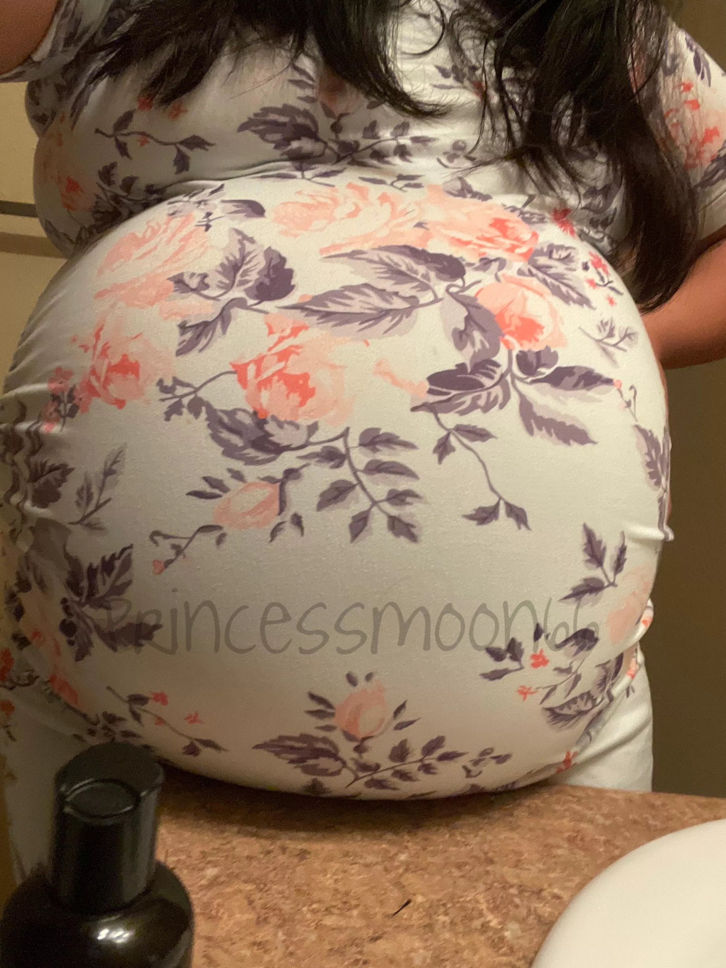 Holding my belly up with the counter hehe 🤰🏻 posted by Milkymooon66