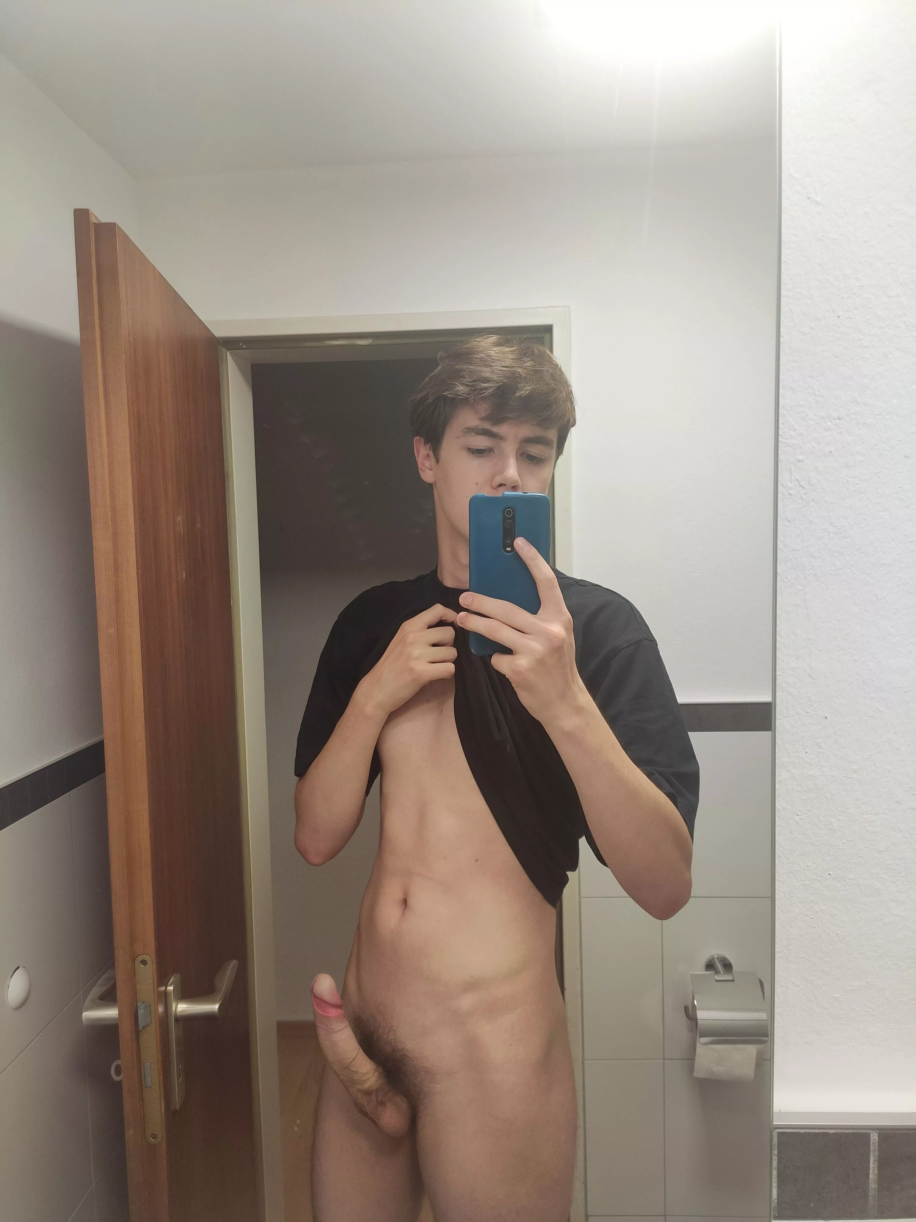 How do you feel about tall skinny guys? (21) posted by throwaway4532468657