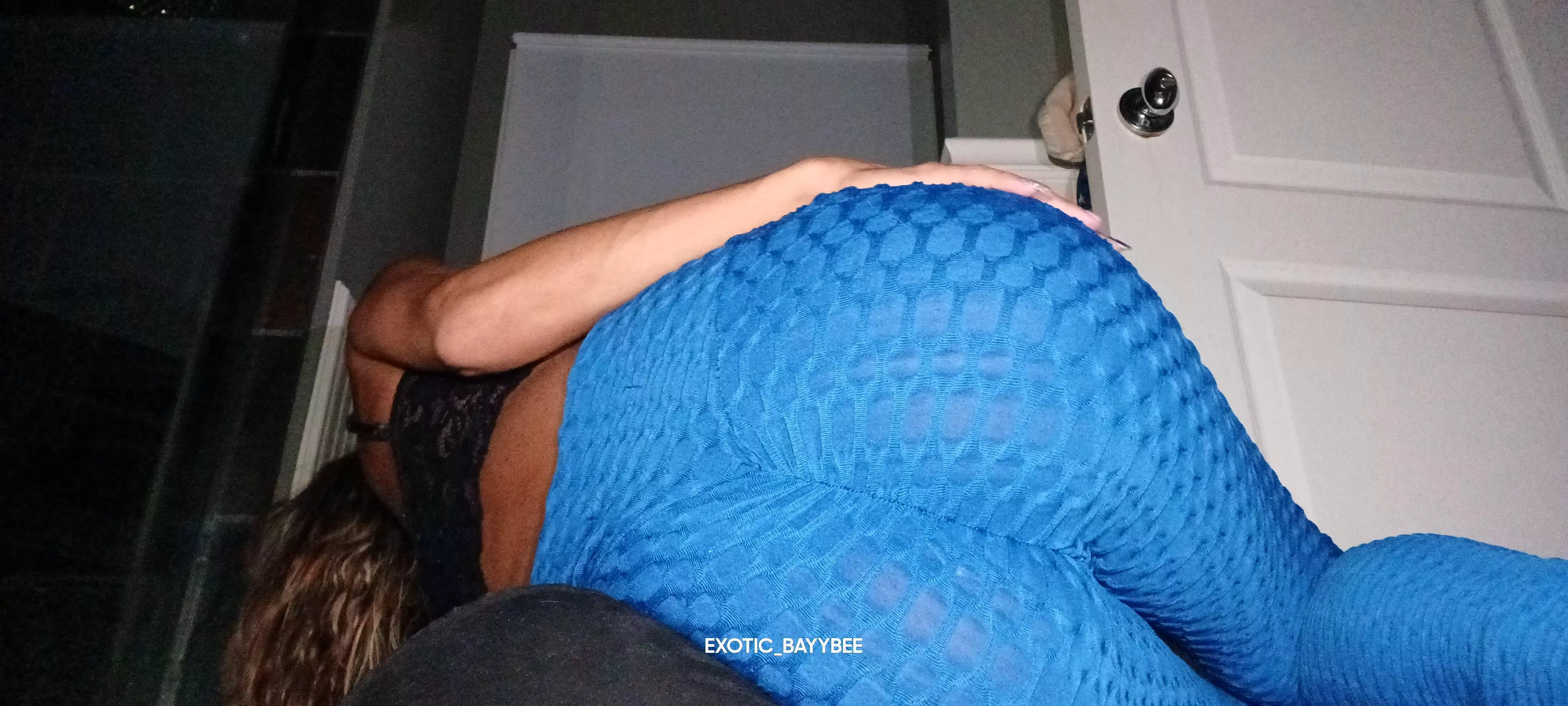 These tight leggings are hugging my booty just right ♥️ posted by Exotic_Bayybee