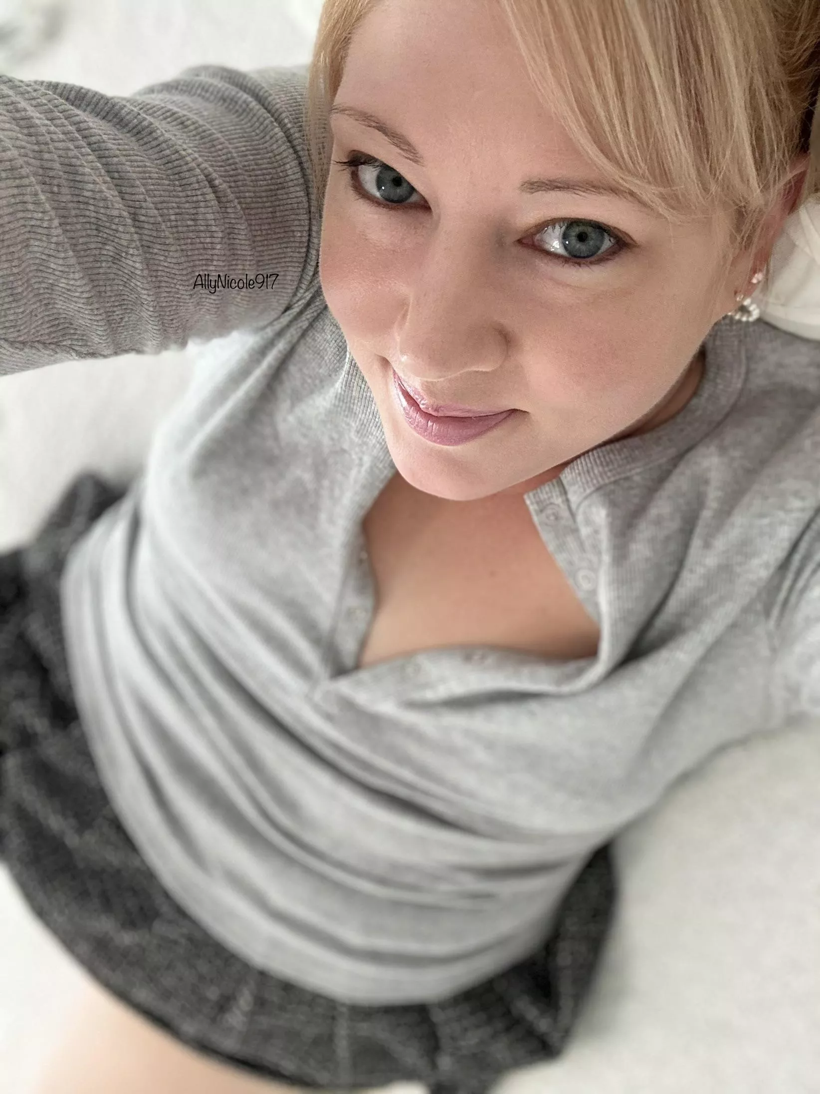This milf wants your attention posted by AllyNicole917