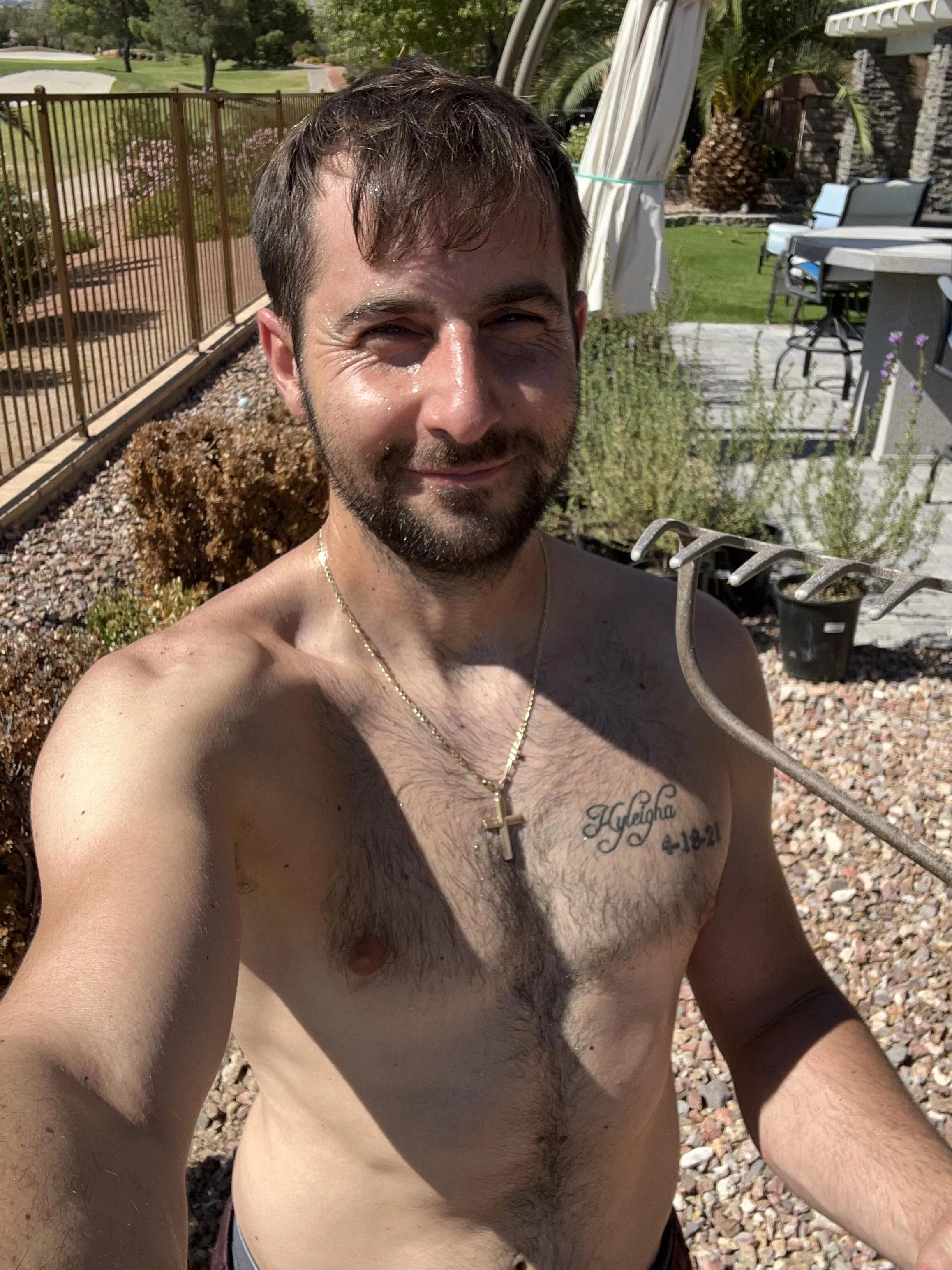 Would you stare at me while I work on your yard?! 🥵 posted by Roo_lawnmaster