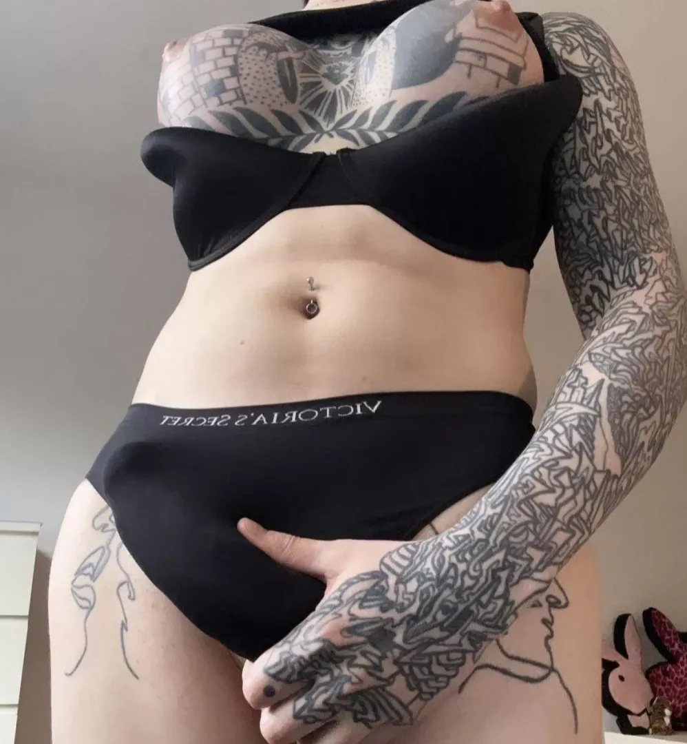 do you like my bulge or tits better? 🎀 posted by teslabby3