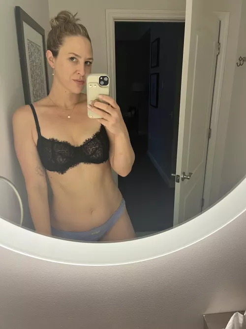 Wine and hotel room = Reddit lingerie sharing by Gracefuldelicate