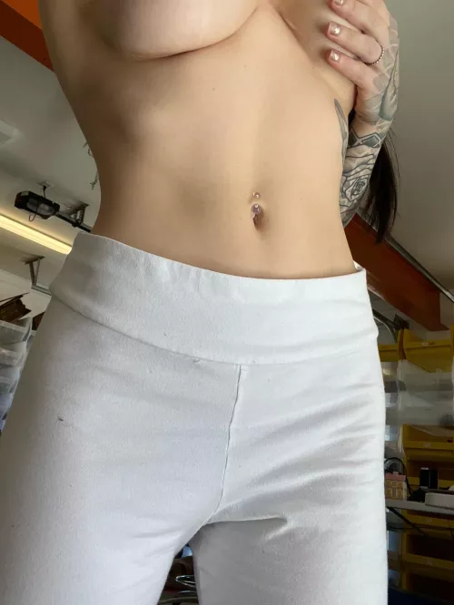 Do you like white leggings? :) by Ok-Zookeepergame102