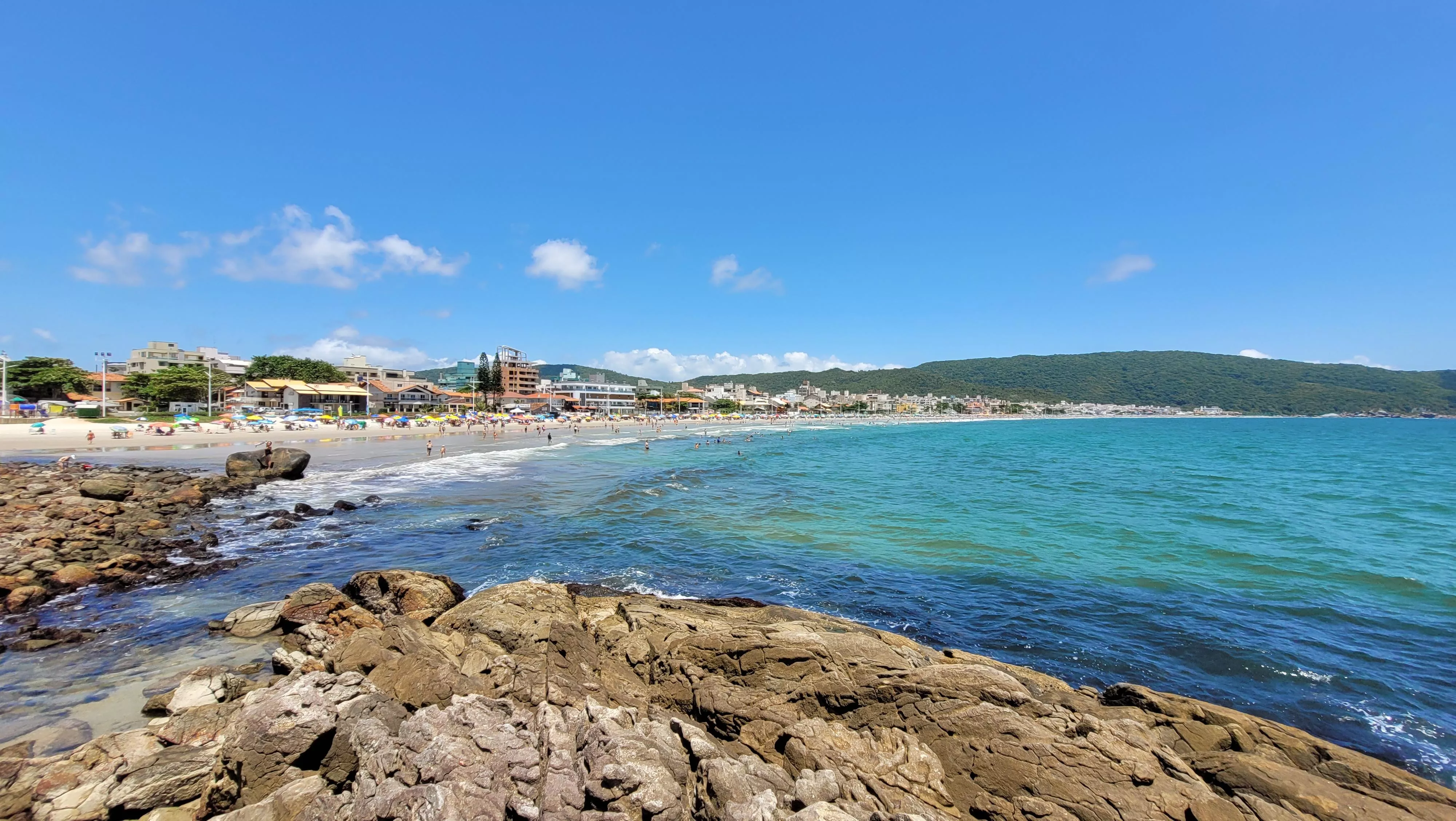 Praia de Bombas, Bombinhas, SC, Brasil. posted by brunaspicyy