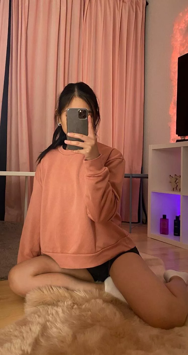 Cold 🥶 who can warm me up 🤭 posted by Sad_Bat6485