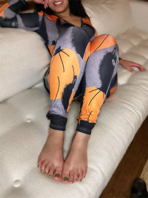 Just kneel down and kiss my green toes by Littlepiggies718