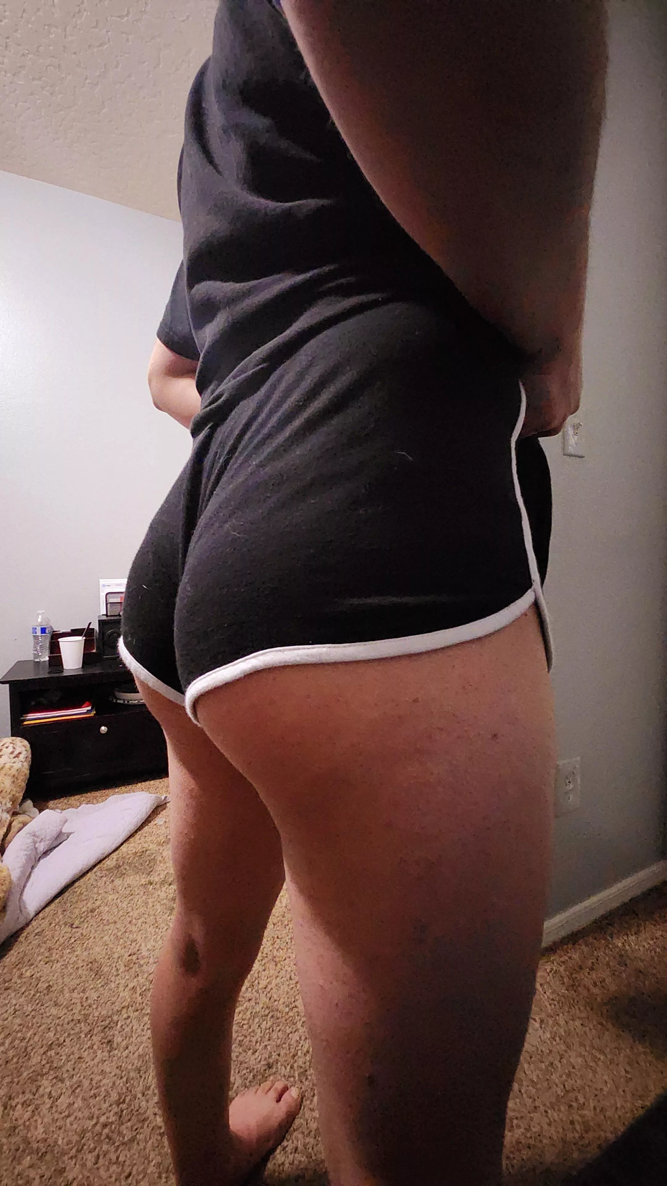 Who loves petite asses😼 posted by Firm_Word3992