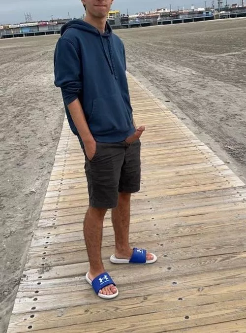 Beach boner posted by gogogogowon