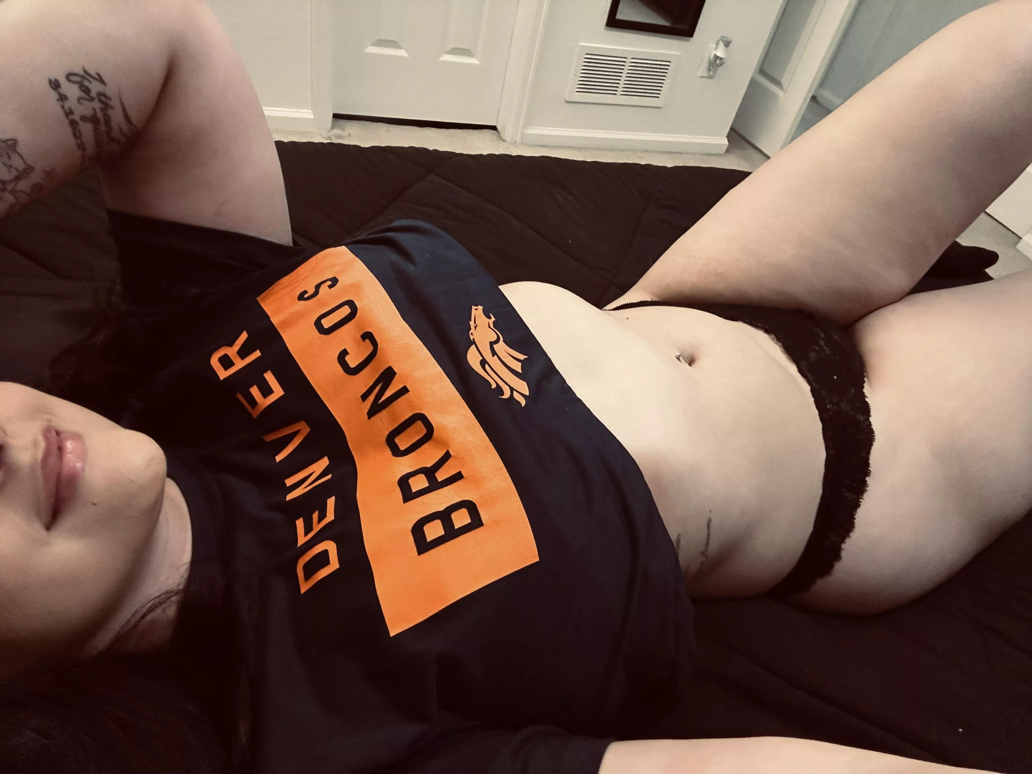 Best part about Thursday nights 🧡🏈 posted by tessaryann91_