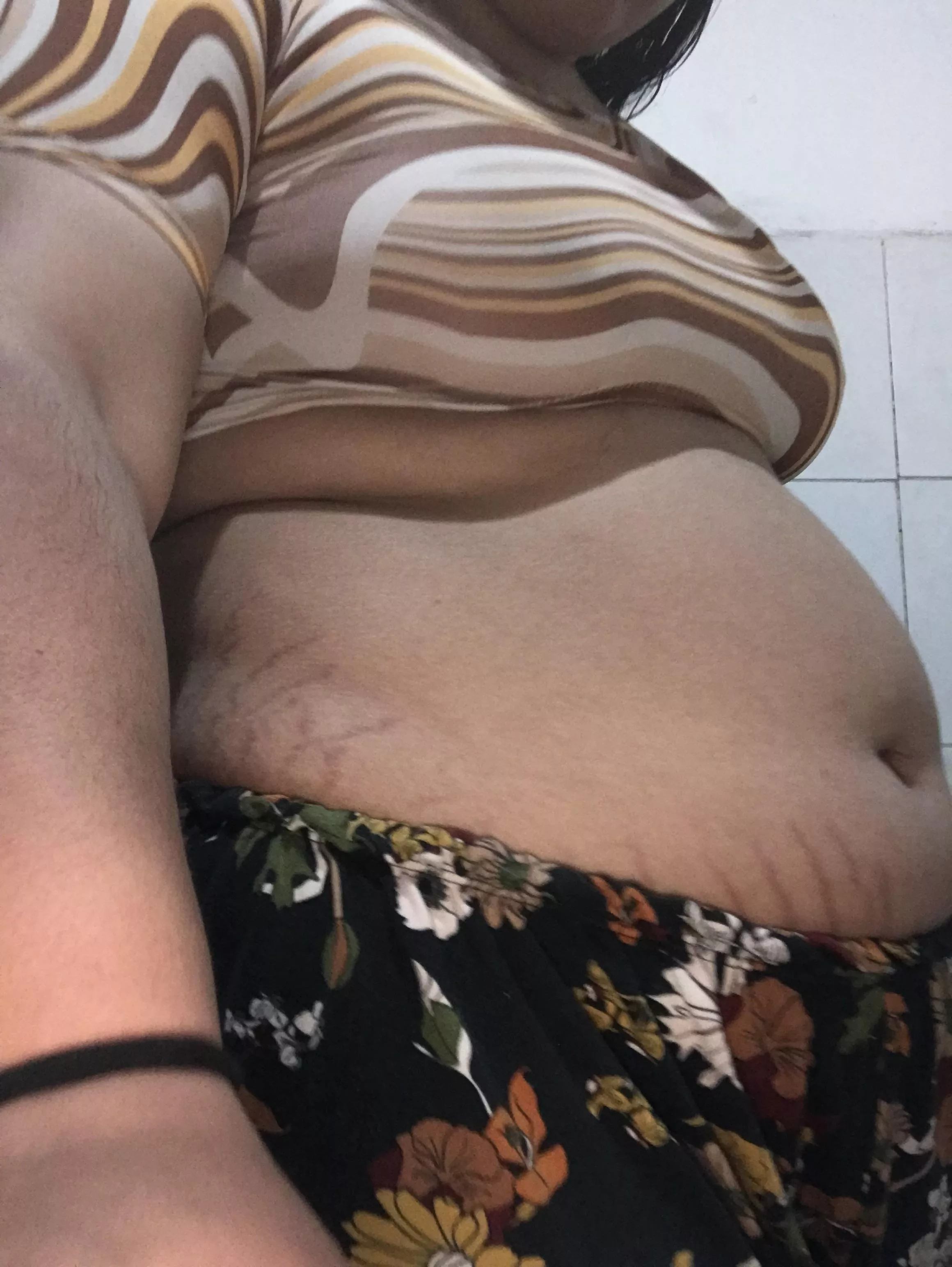 Belly REALLY BIG! I want to be bigger so I get more stretch marks. posted by lumpaschubby