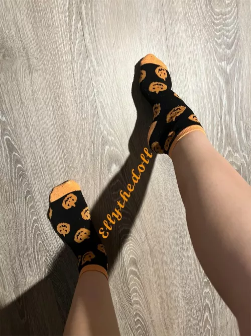 If I show you a trick I can do with my feet can you give me a treat? 🎃 by ellythedoll