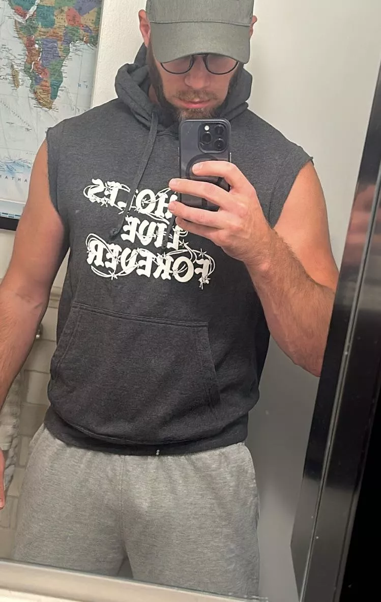 [34] bro you wanna wrestle? Guarantee I'll win 😎 posted by CJ_4475