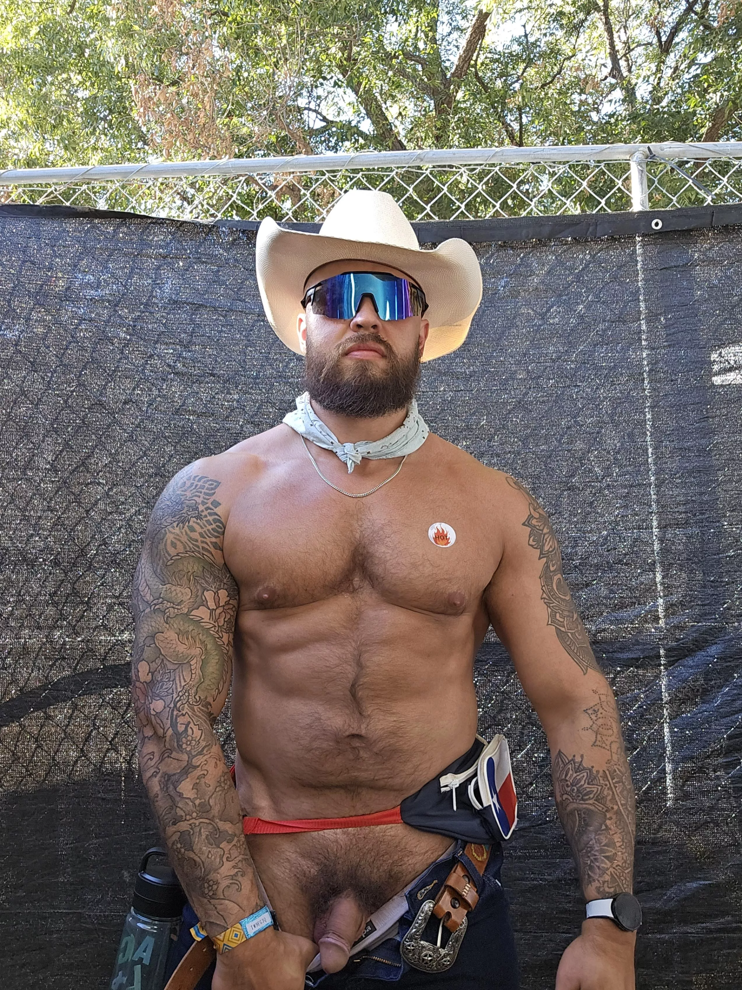 Austin City Limits... Meet me at urinals? ✓(42) posted by Anabolic_Comet