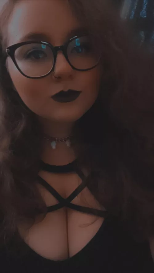 Goth gf by PeaxhyBeee