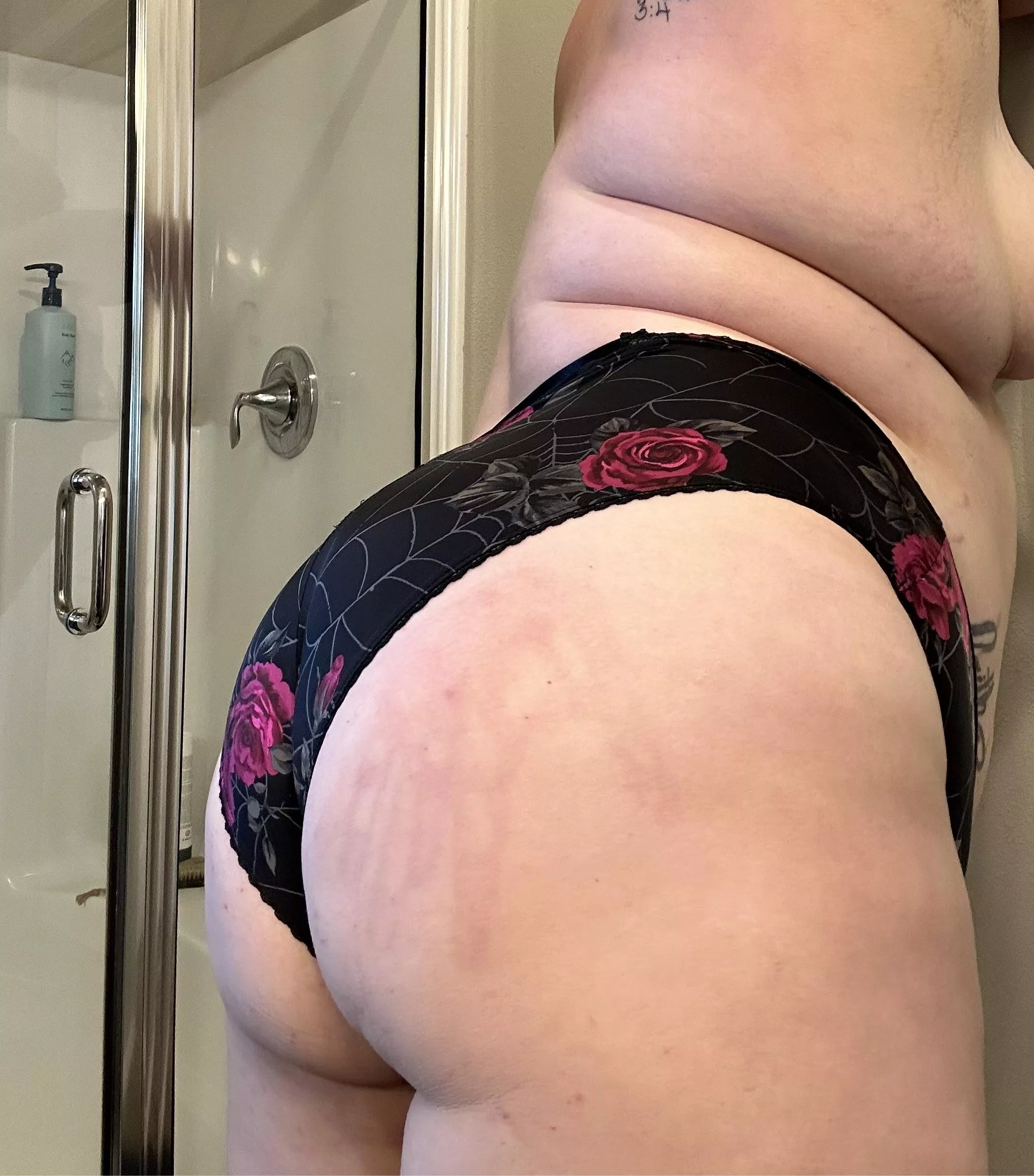 Love me some handprints 🍑 posted by milfdilf1994