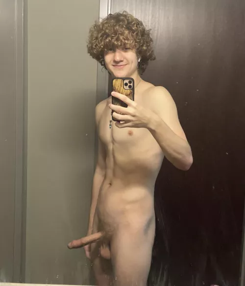 My first pic in college, hope you like it ;) 18M by Longjumping-Regret28