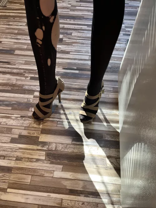 Pic leg 1 or 2? by mizzKITTENkitten