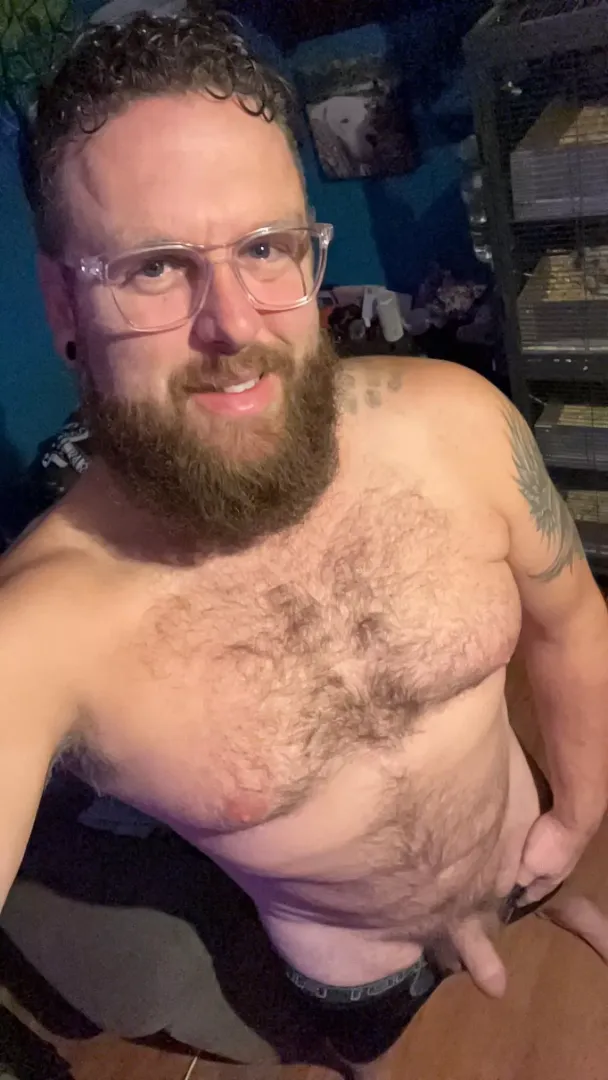 (40)Get on your knees by Yourbigbearonlyfans