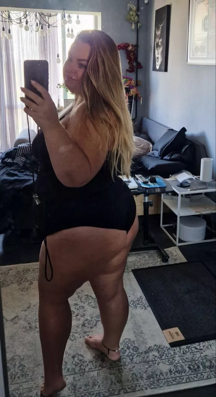 My fat ass need to be spanked ;) posted by curvy__queen__