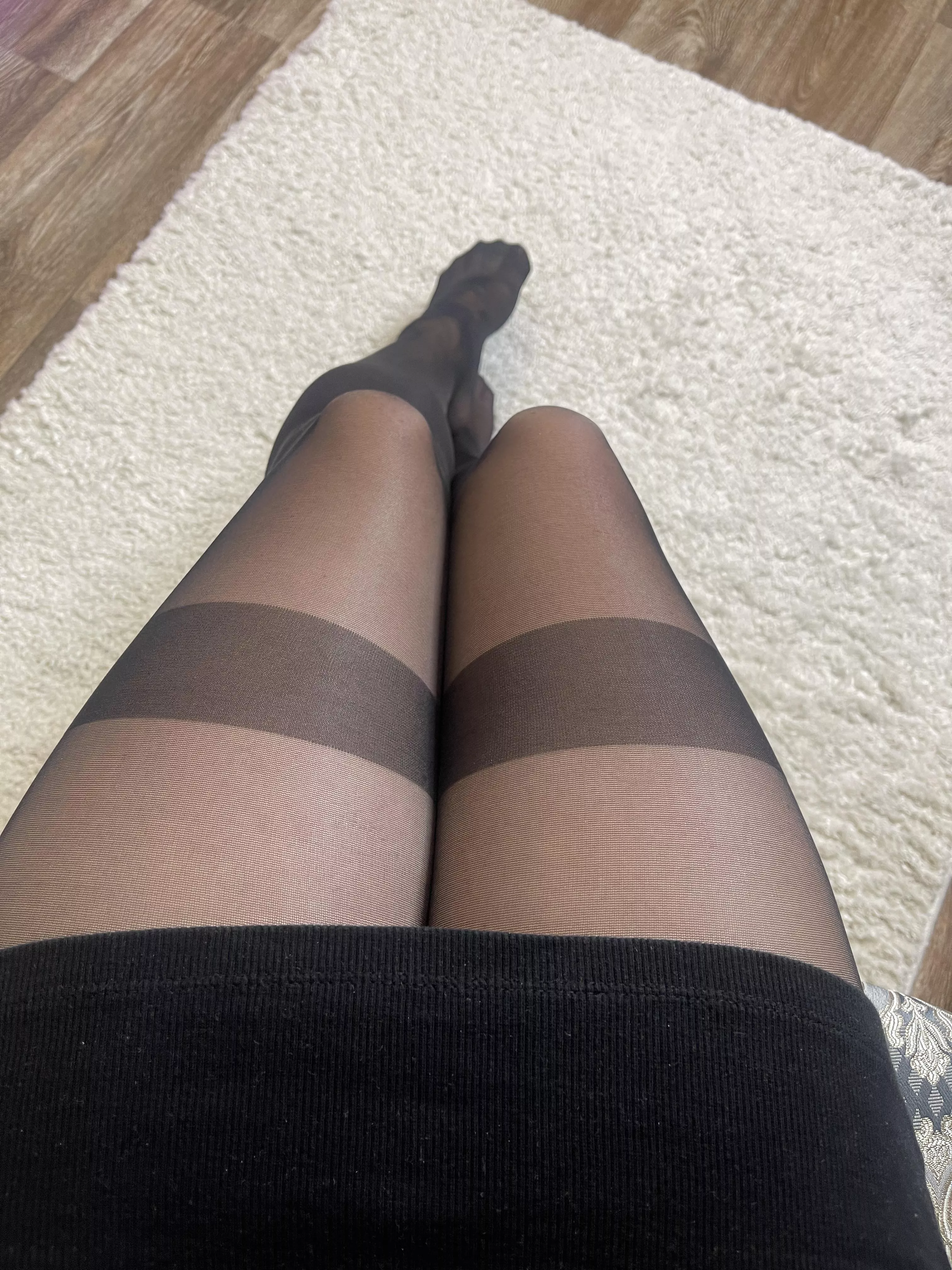 My nylon legs need your attention posted by Anabel_in_nylon