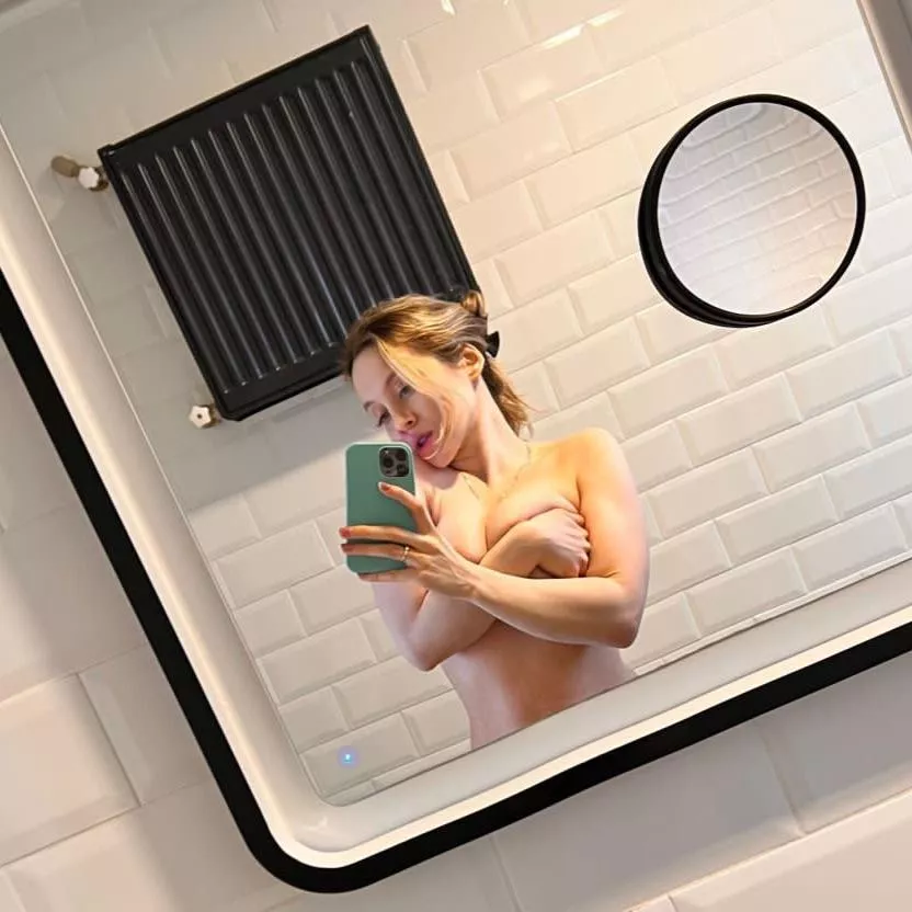 [tatti_1] Wet after a shower and not only🤤 online posted by sxBarbieGirl