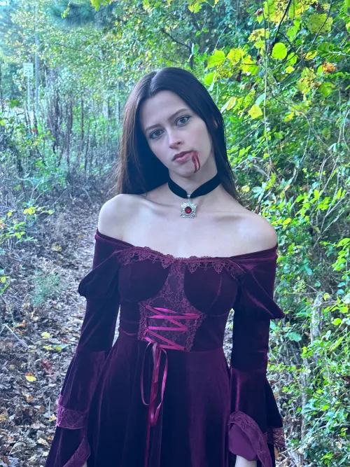Bella Vamp - my own vampire character 🖤🧛‍♀️ by BellaMoon-writes