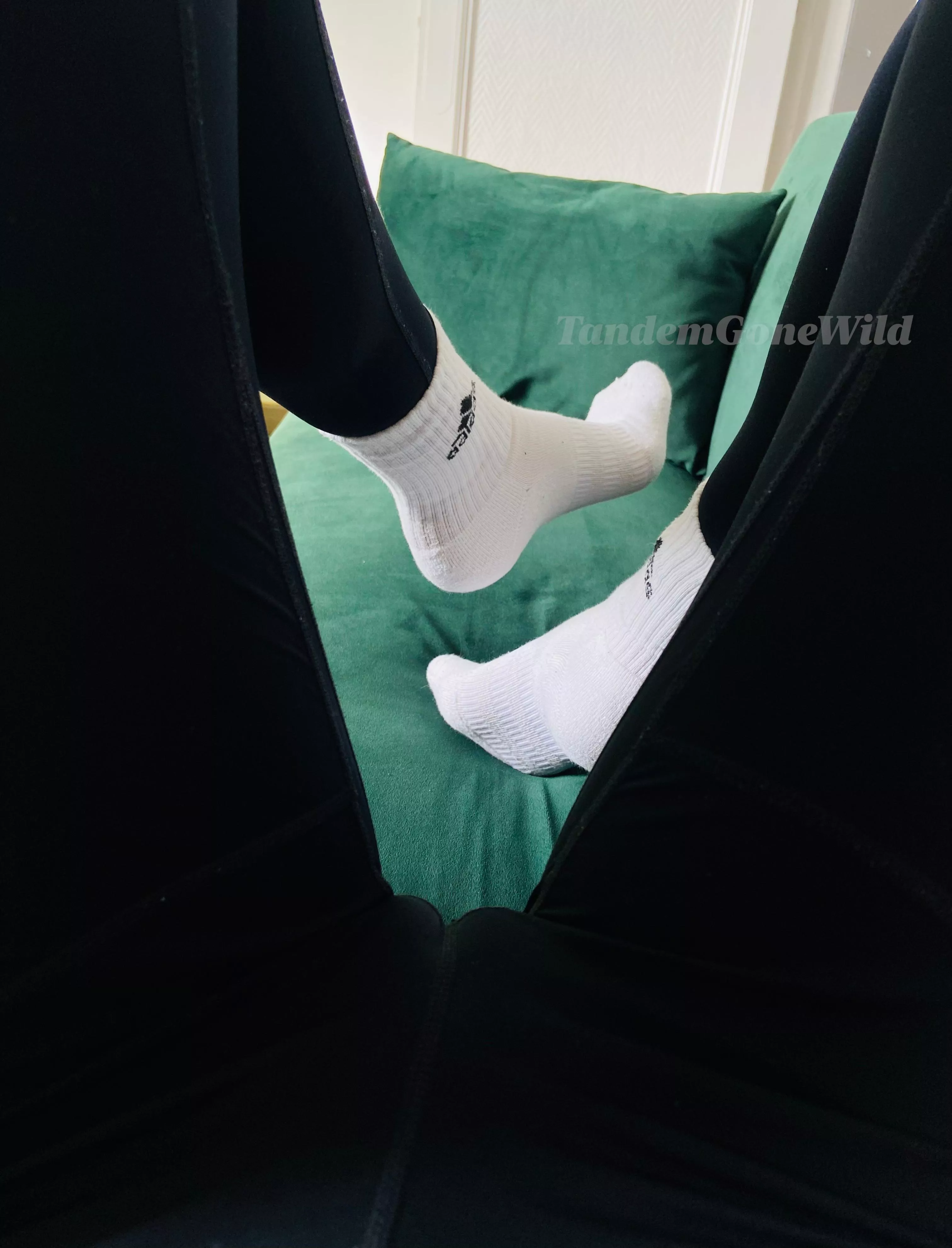 Camel toe & feet pleasure 🐫🦶 posted by TandemGoneWild