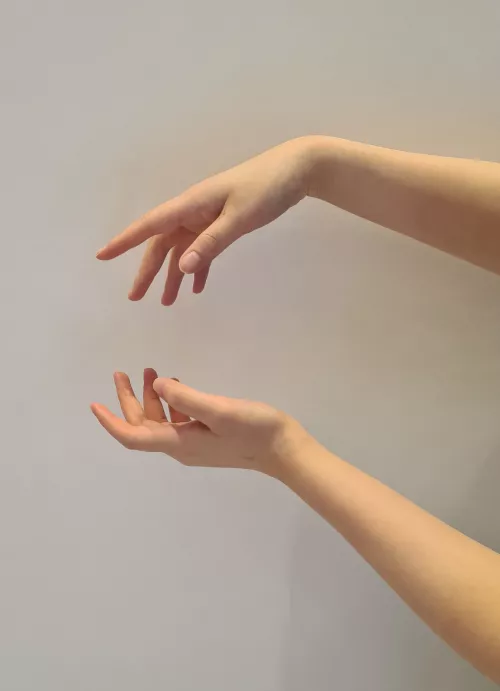 Dainty hands by tofupopping