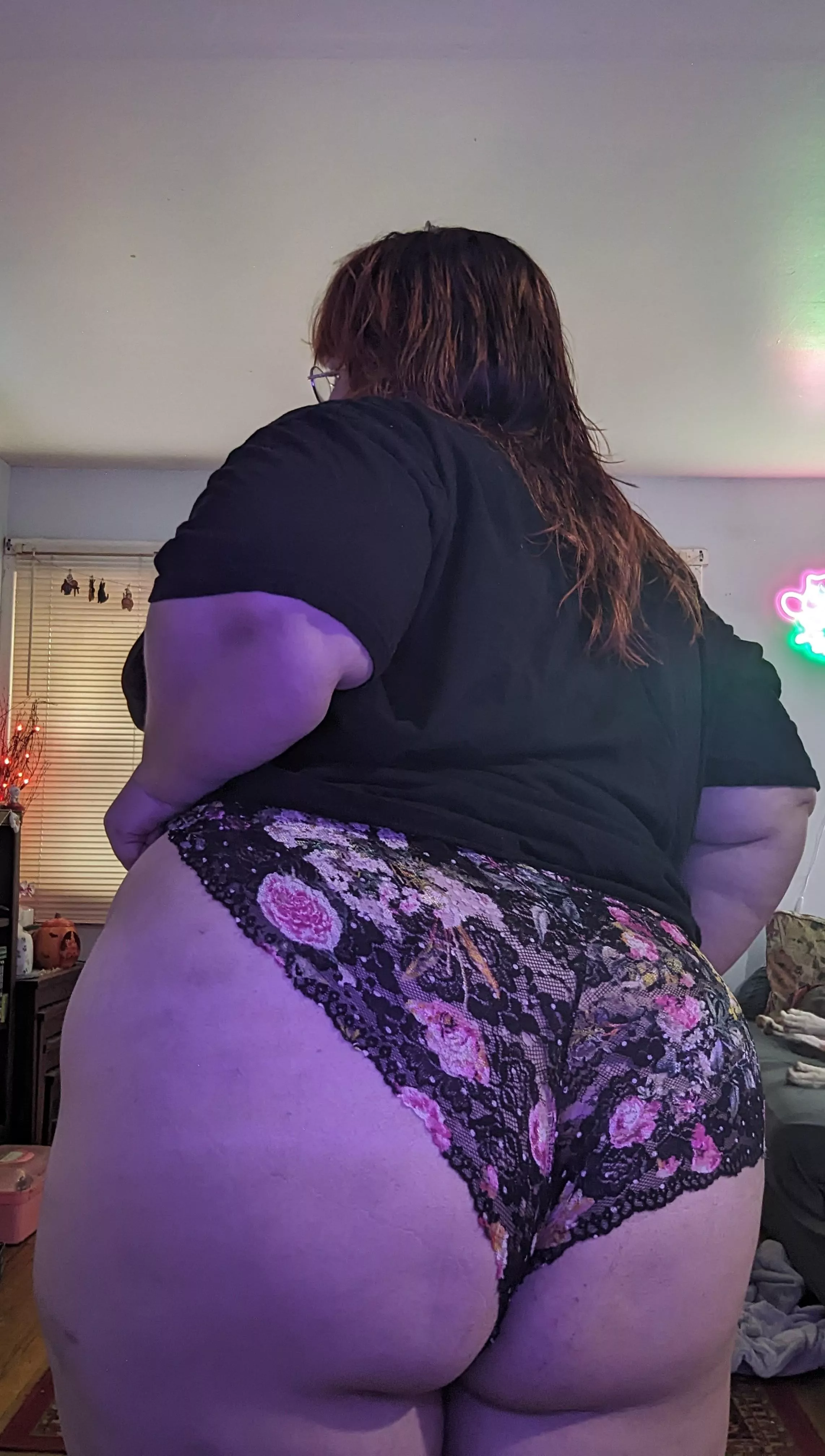 Giant ass here 🙋‍♀️ posted by kitkatpitpattittat