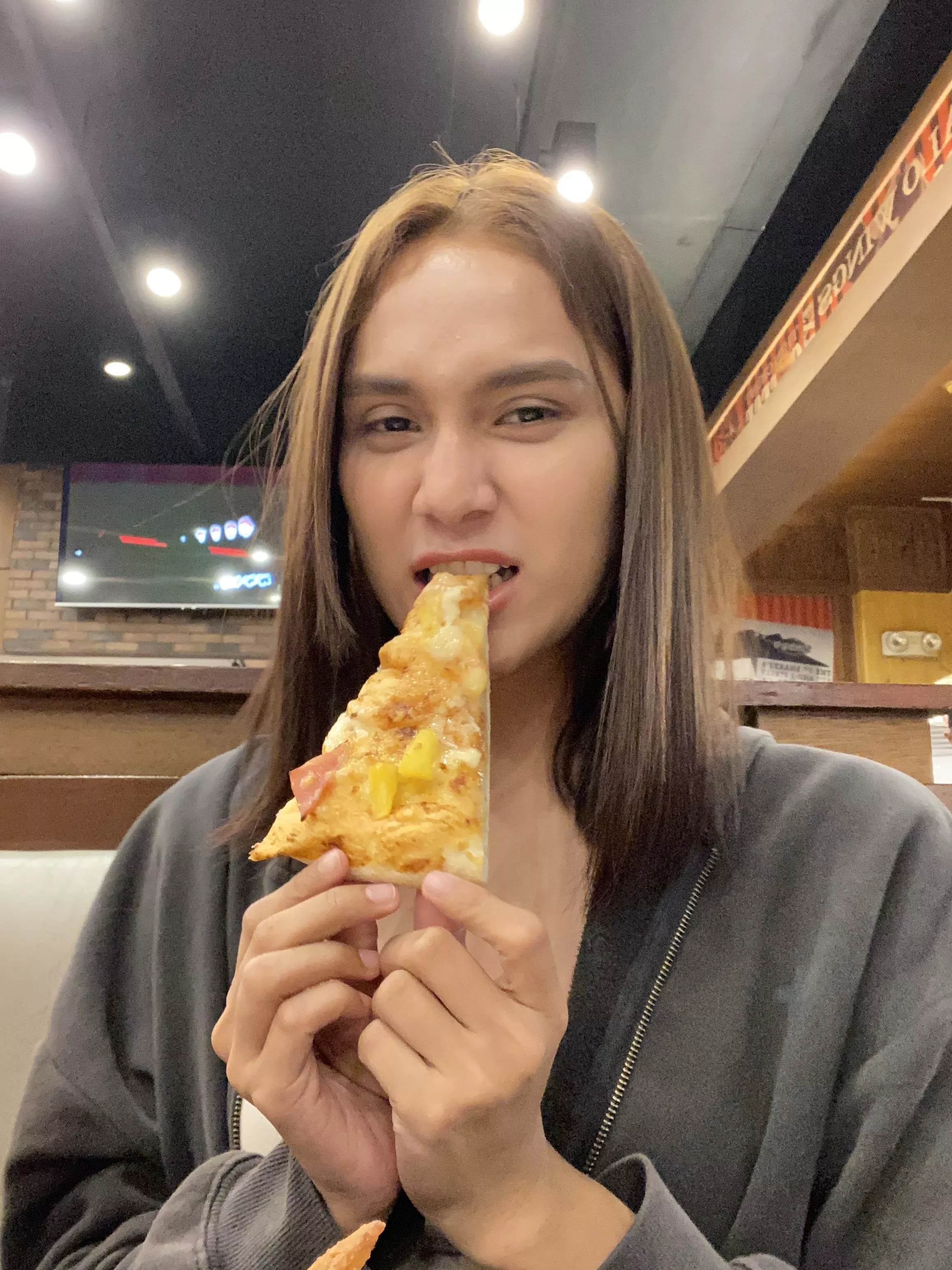She's a 10 but she likes Pineapple on Pizza, what's your verdict? posted by ImportantInfltion