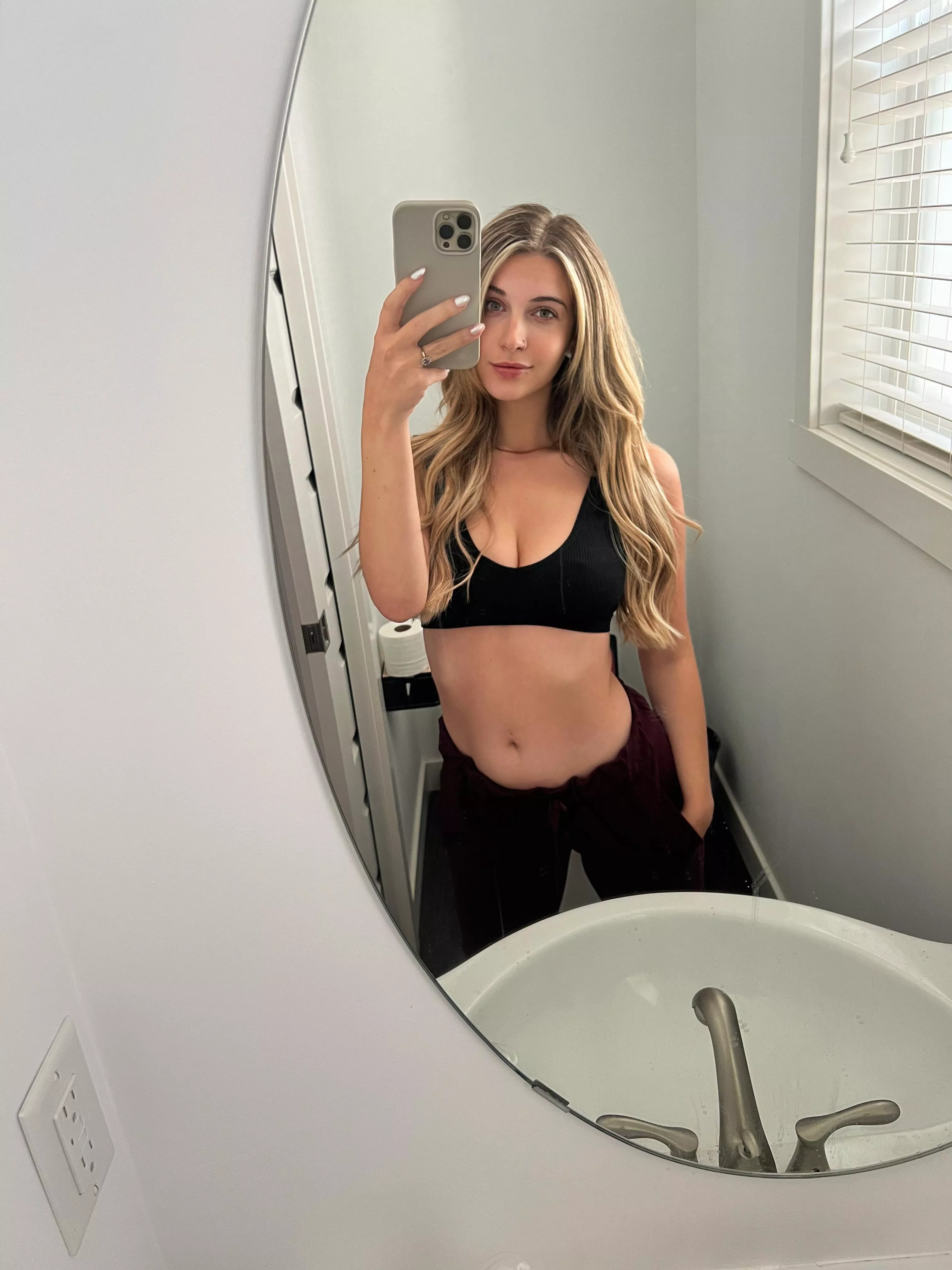 Good morning from your favorite blonde posted by Rileywoodx