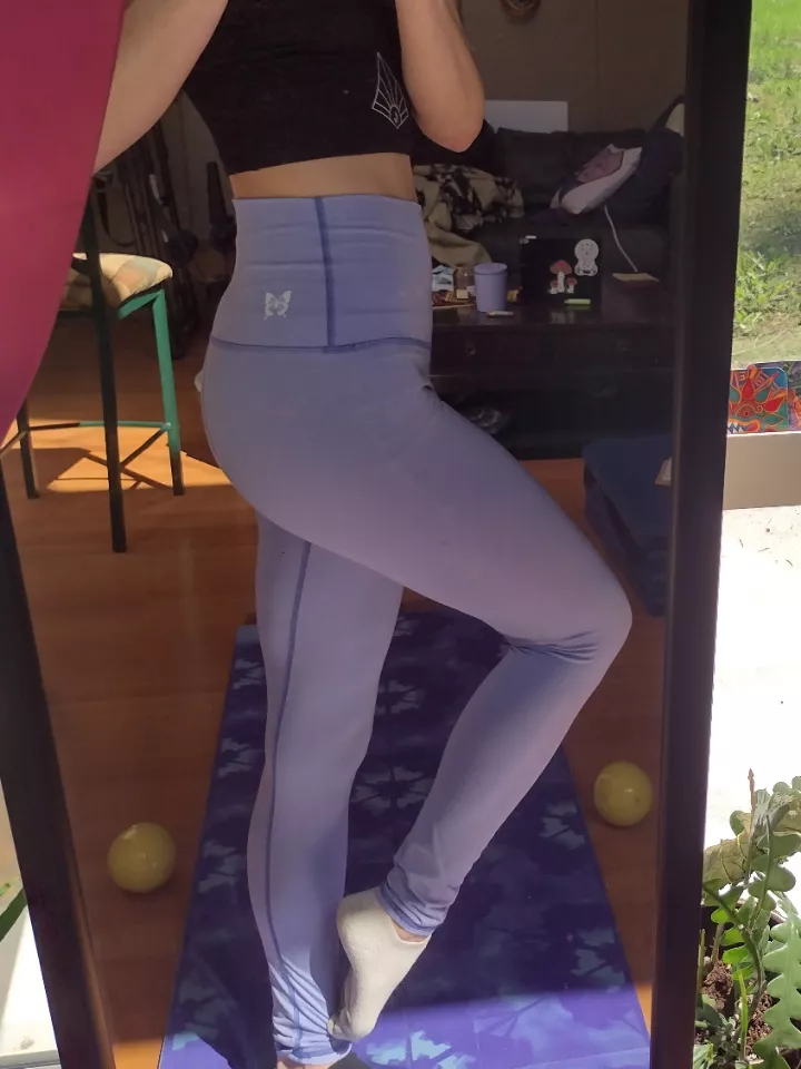 Lavender leggings 💜🦋 posted by JuicyJayxox