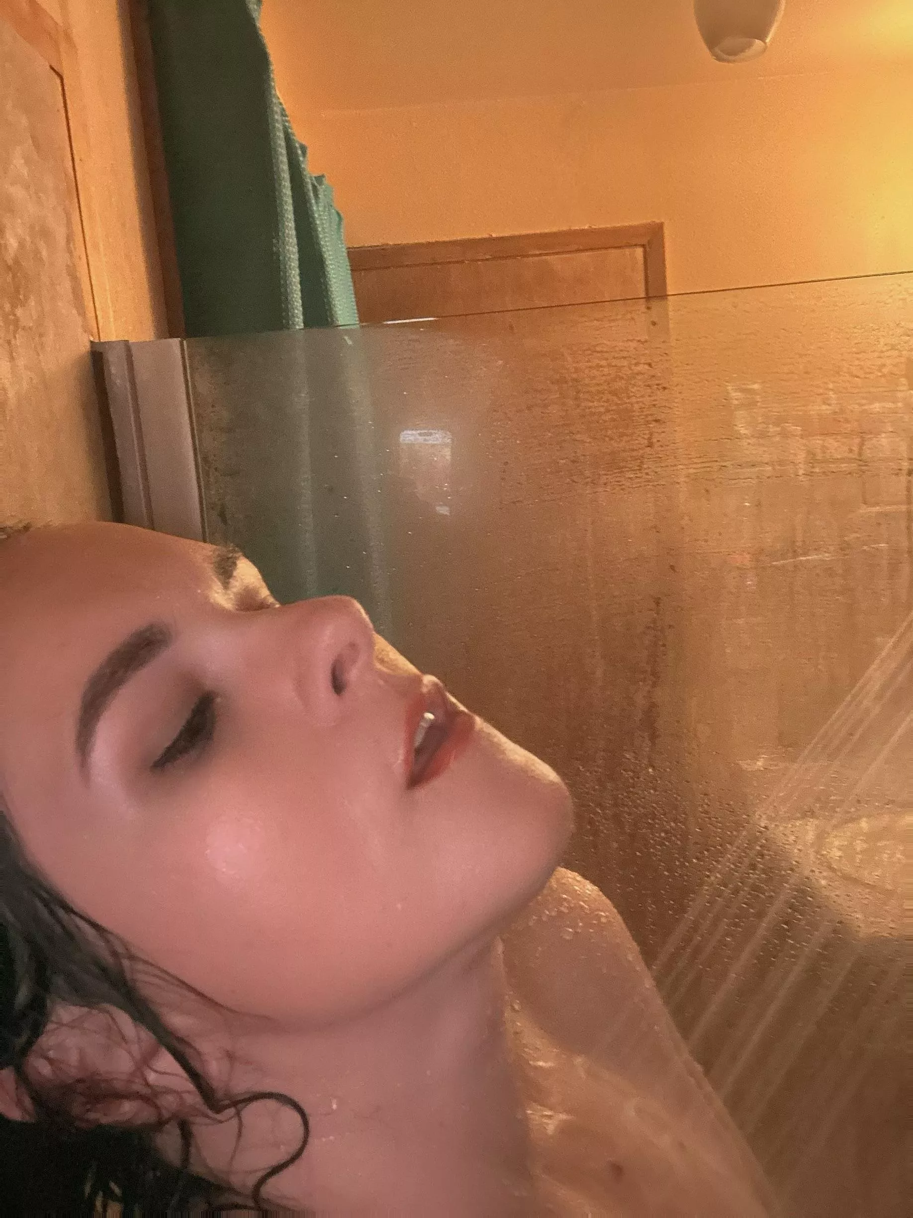 Let’s enjoy the hot water together. posted by lavender1982