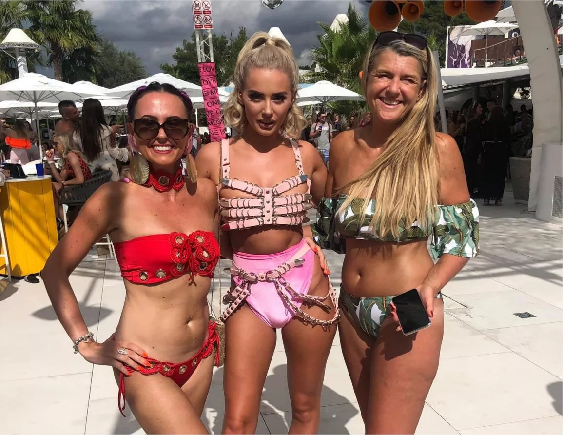 Three generations chilling together posted by smut_monster