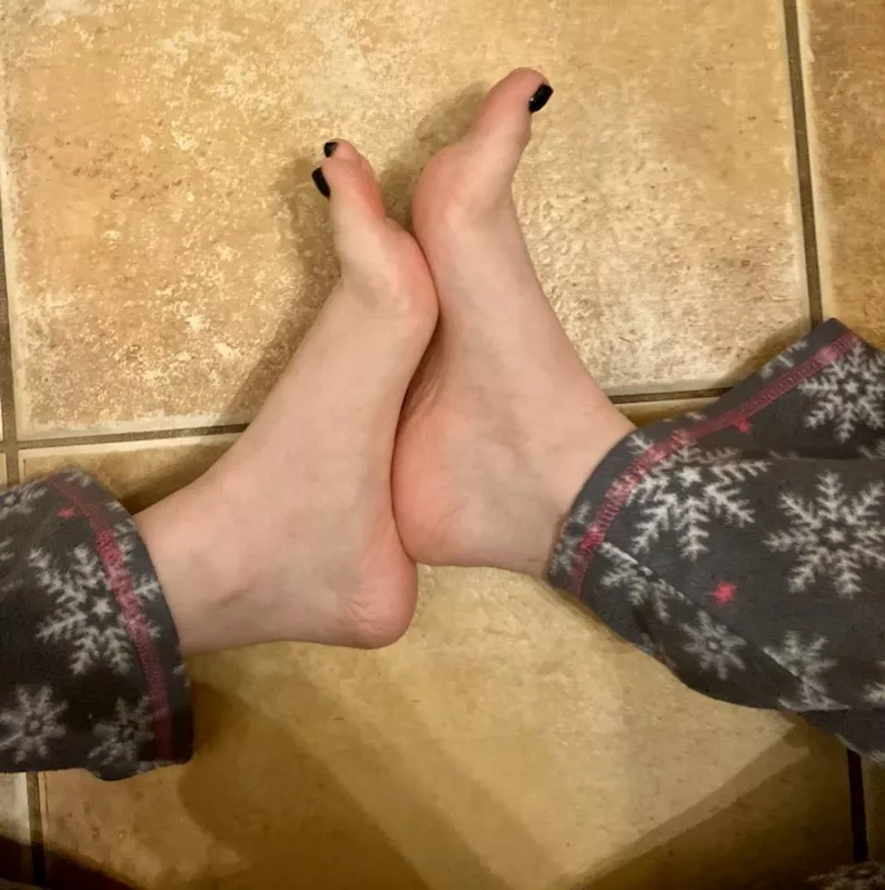 would you let me put my feet in your face ? posted by Kinkystepss