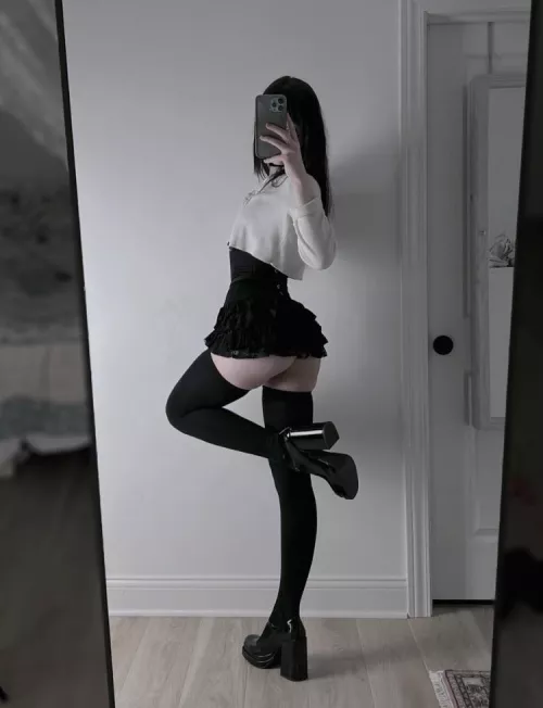 Your favourite secretary by Sphinxxie