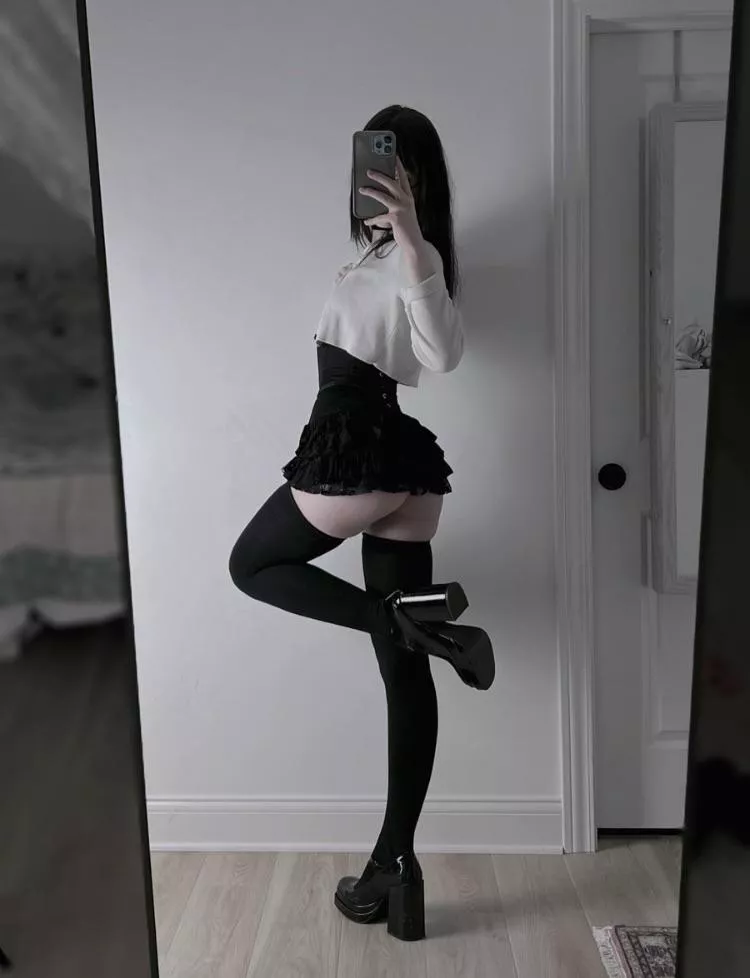 Your favourite secretary posted by Sphinxxie